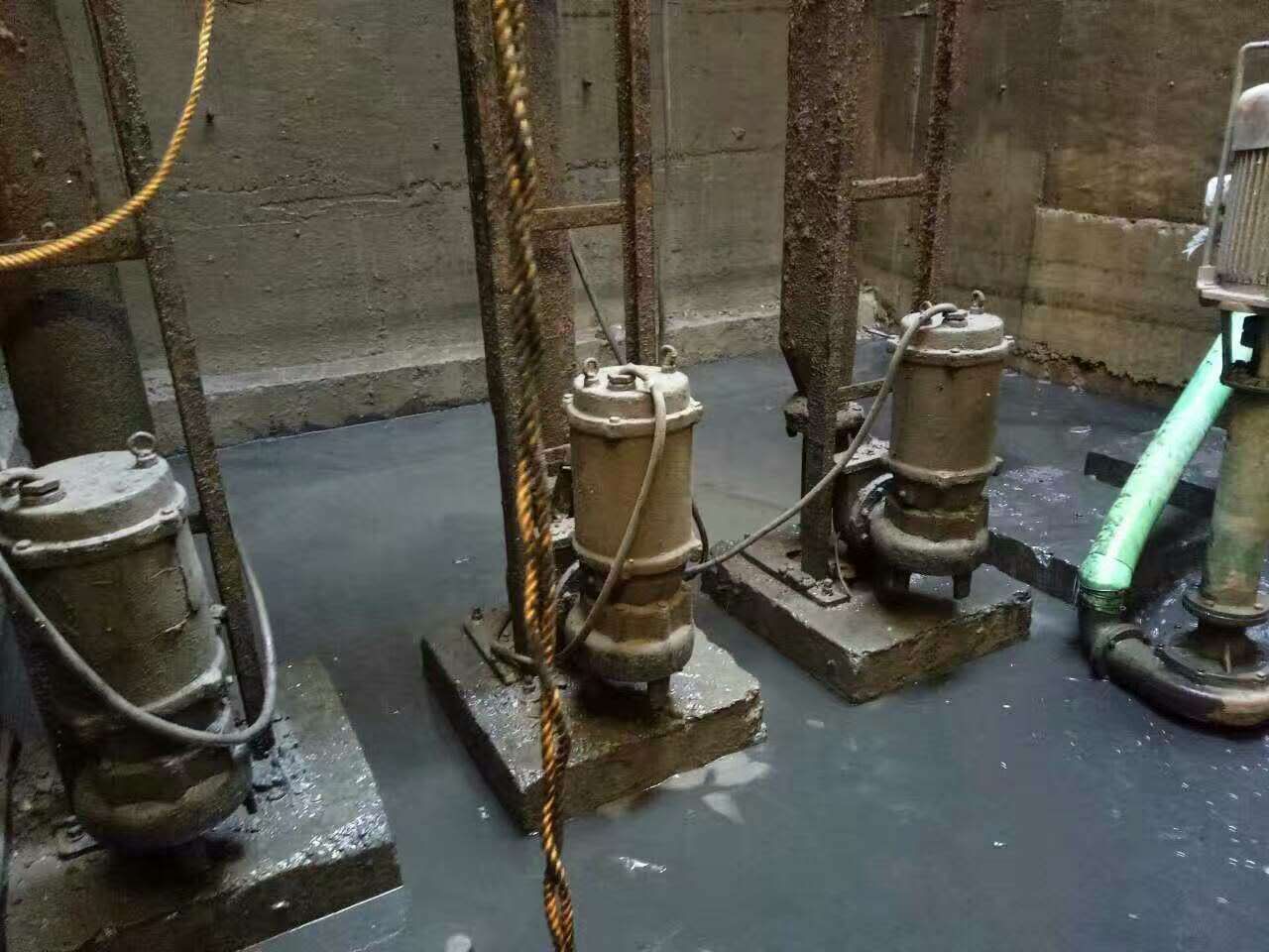 城东污水池清理