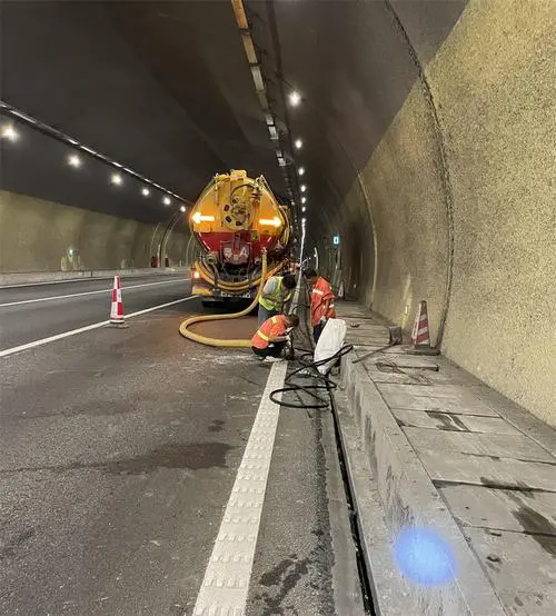 城东隧道排水渠清淤